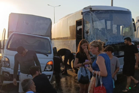 antalyada-feci-kaza-arka-kapaginin-kapatilmasi-icin-duran-kamyonete-tur-minibusu-carpti-1zaw.jpg