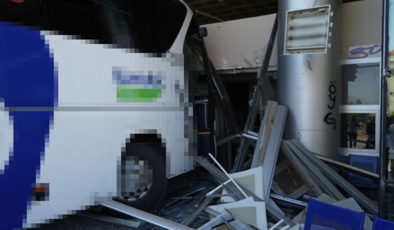 Yolcu otobüsü otogara daldı