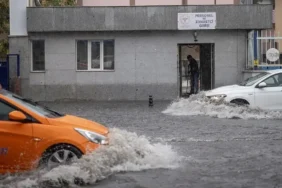 Yollar Göle Oldu, Araçlar Suya Gömüldü