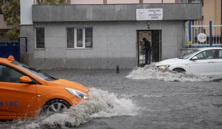 Yollar Göle Oldu, Araçlar Suya Gömüldü