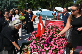 azerbaycandan-gelen-30-sehit-ailesi-cebeci-askeri-sehitligini-ziyaret-etti-xs6l.jpg