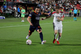 basaksehir-uefa-avrupa-konferans-liginde-play-off-icin-sahaya-cikiyor-cndq.jpg