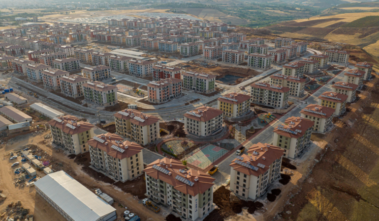 BAYKAR deprem konutlarında teslime başladı