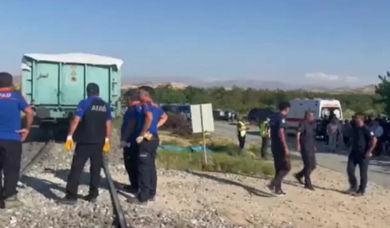 Çapa Motoru Yük Treninin Altında Kaldı! 3 Ölü, 1 Yaralı
