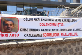 diyarbakirda-oglu-tarafindan-dolandirildigini-iddia-eden-baba-olayi-pankartla-duyurdu-ymfg.jpg