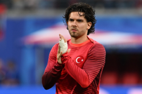 ferdi-kadioglu-brighton-taraftarini-selamladi-1gv8.jpg
