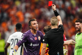 galatasarayda-fernando-muslera-kirmizi-kart-gordu-8top.jpg