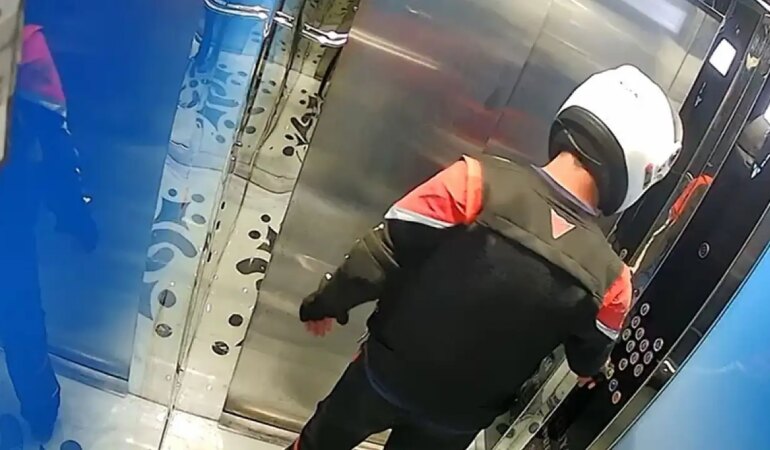 Kurye Tuvaletini Yaptığı Asansörde Mahsur Kaldı! Yorumlar Bomba