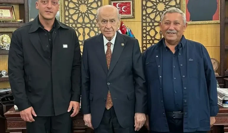 Mesut Özil, MHP Lideri Devlet Bahçeli’yi Ziyaret Etti
