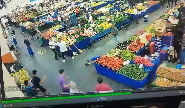 Semt Pazarında Korku Dolu Anlar! Pazarcılar Silah Kavgada 1 Kişi Yaralandı