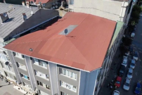 tadilat-esnasinda-binanin-catisi-kaydi-kopan-parcalar-yola-savruldu-0p0i.jpg