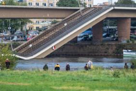 almanyada-kopru-coktu-facianin-esiginden-donuldu-zbbh.jpg
