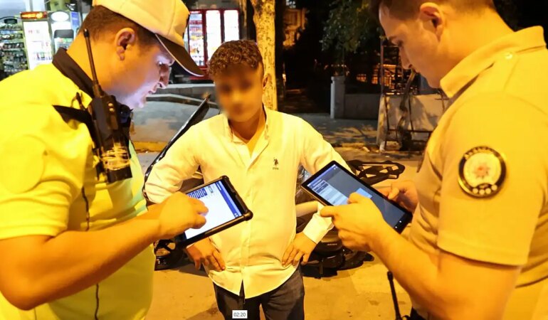 Baba-Oğul Polise Kafa Tuttu! 14 Yaşındaki Çocuğun Şok Eden Savunması: ‘Ehliyet mi sürüyor arabayı’