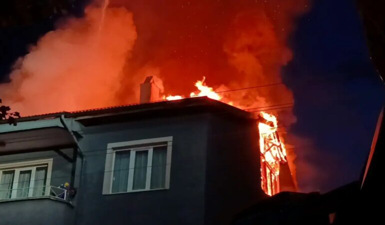 Çatısı Alev Alan Bina Mahalleliyi Sokağa Döktü! İşte Yangının Nedeni