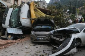 Freni patlayan hafriyat kamyon araçları kağıt gibi ezdi