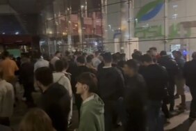 iPhone 16 Satışa Çıktı, Mağazalar Önünde Geceden Kuyruk Oluştu