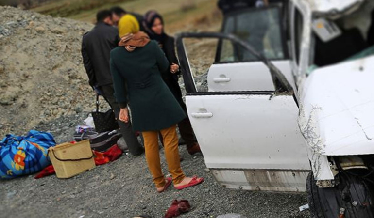 İran’da otobüsün devrilmesi sonucu 10 kişi hayatını kaybetti