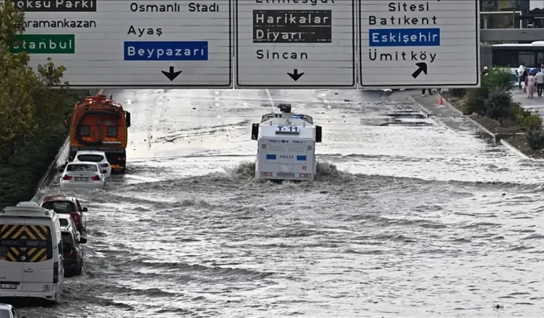 İstanbul ve Ankara’daki Sağanak Yağış Vatandaşlara Zor Anlar Yaşattı
