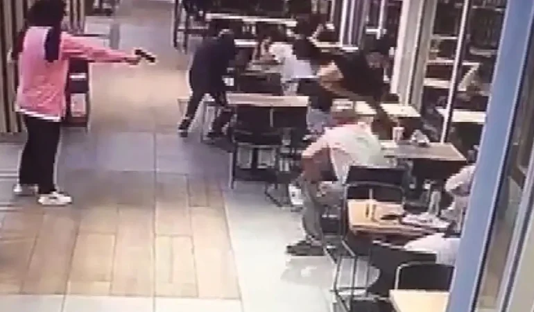 Kafede oturan adama kurşun yağdıran kadın tutuklandı