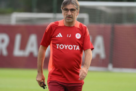 milli-futbolcu-zeki-celikin-yeni-hocasi-belli-oldu-romada-ivan-juric-donemi-vs7z.jpg