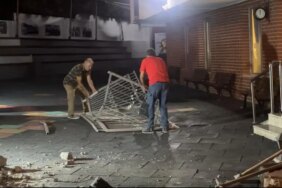 Otomobil Okula Girdi! 1'i Çocuk 3 Yaralı