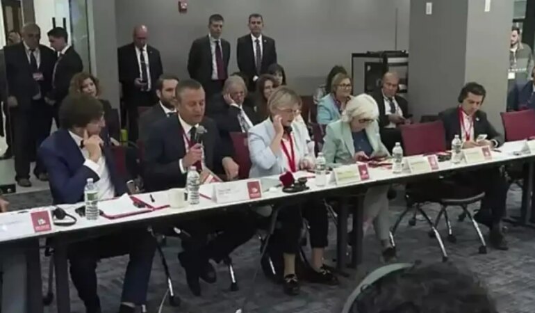 Özgür Özel ABD’de Skandal İfadelere Tepki Gösterip Salonu Terk Etti!