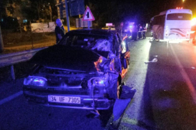 sakaryada-servis-minibusu-ile-otomobil-carpisti-surucu-aracta-sikisti-ccc4.jpg