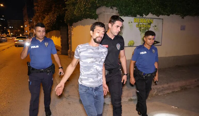 Uyuşturucuyla Suç Üstü Yakalayan Polise ‘Bir içimliği zehir ediyorsunuz’ Sitemi