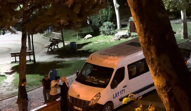 Annesine El Kaldıran Gence Büyüklerinden Meydan Dayağı