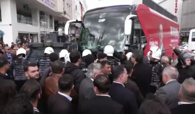 CHP Otobüsü Polis Barikatına Takıldı! Polisle CHP'li Milletvekilleri Arasında Gerginlik