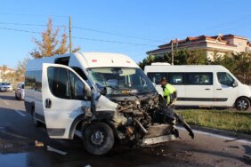 Öğrenci Servisi TIR'la Çarpıştı: 10'u Öğrenci 11 Yaralı