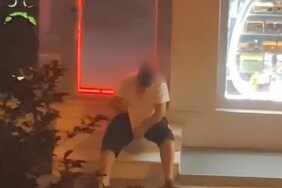 Sokak Ortasında Kimseye Aldırış Etmeden Mastürbasyon Yaptı!