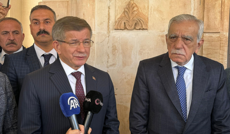 Ahmet Davutoğlu’dan Ahmet Türk’e ziyaret