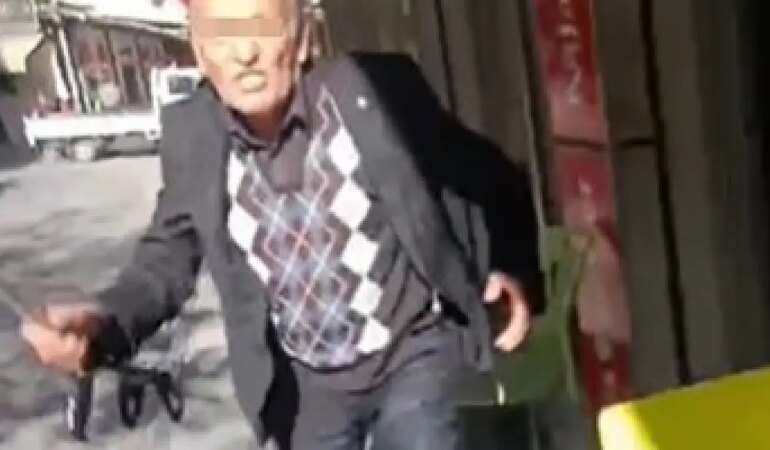 Alçılı Ayağına Aldırmadı Koltuk Değneğiyle Kiracısını Darp Etti