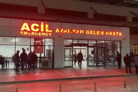 Annesinin ölüm haberini alınca iki doktoru darbetti