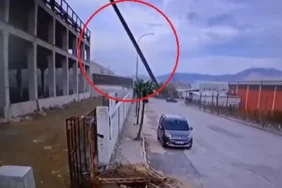 Bursa'da şiddetli lodos! 2 işçi, tadilat için çıktıkları çatıdan düştü