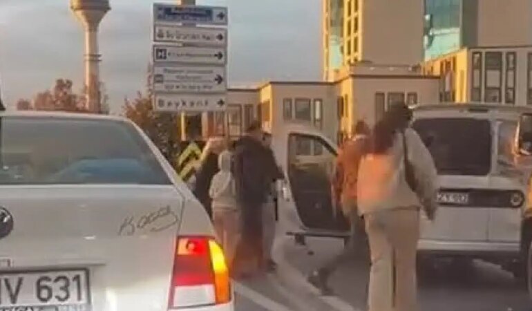 E-5 Karayolu'nun Ortasında Tekmeli-Sopalı Kavga! Trafik Felç Oldu
