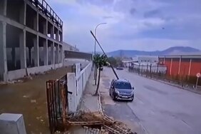 Fırtınada Uçan Çelik Aracın Tavanına Ok Gibi Saplandı! O Anlar Kaydedildi