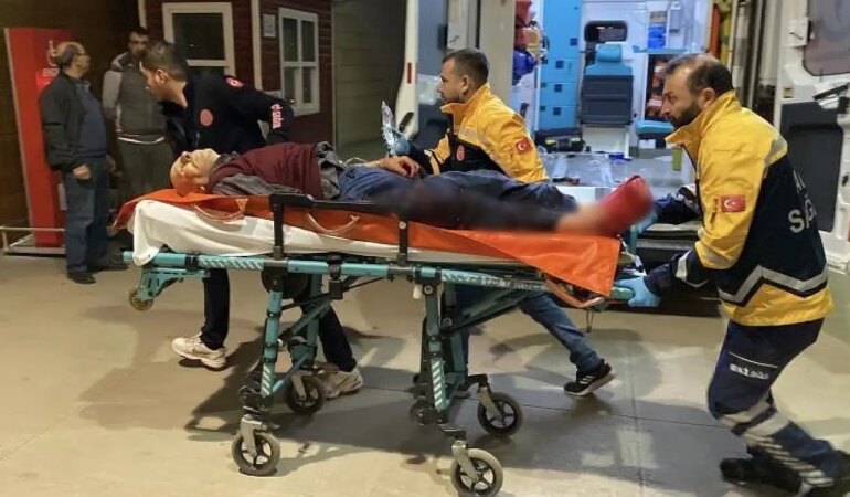 Harçlık Vermedi Diye Dedesini Defalarca Bıçakladı, Kendini Apartmana Kitledi