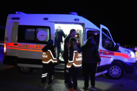 hasta-sevki-yapan-ambulans-otomobille-carpisti-1-olu-1i-bebek-5-yarali-qc9g.jpg