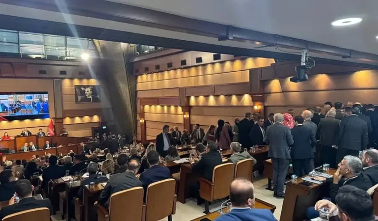 AK Parti grubu salonu terk etti