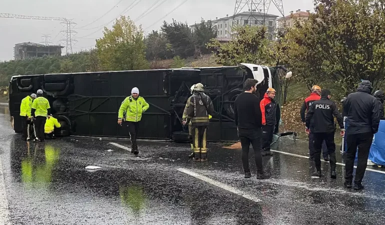 İstanbul'da otobüs devrildi: 2 yolcu öldü
