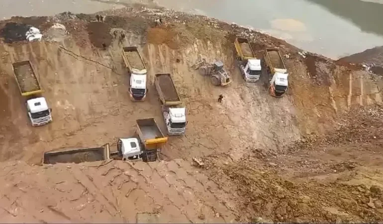 Kocaeli'de toprak kayması! Kepçe ve kamyonlar sürüklendi