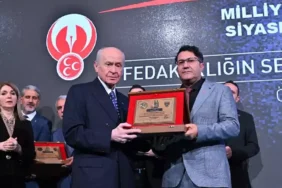 MHP lideri Bahçeli, deprem bölgesi öğretmenlerine plaket verdi