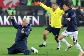 Mourinho AZ Alkmaar maçında neden yok? Cezalı mı?