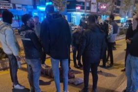 otomobil-karsidan-karsiya-gecen-yayalara-carpti-krcs.jpg