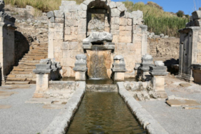 pergedeki-antik-cesmeden-1800-yil-sonra-su-akmaya-basladi-174342-20241119.jpg