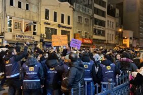 Taksim'de İzinsiz Yürümek İsteyen Kadınlara Polisten Biber Gazlı Müdahale