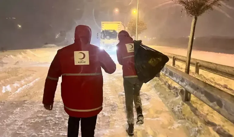 Türk Kızılay yolda kalanlara ikramda bulunuyor