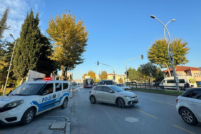 yaya-gecidinde-otomobil-carpan-kucuk-kiz-agir-yaralandi-zfrt.jpg